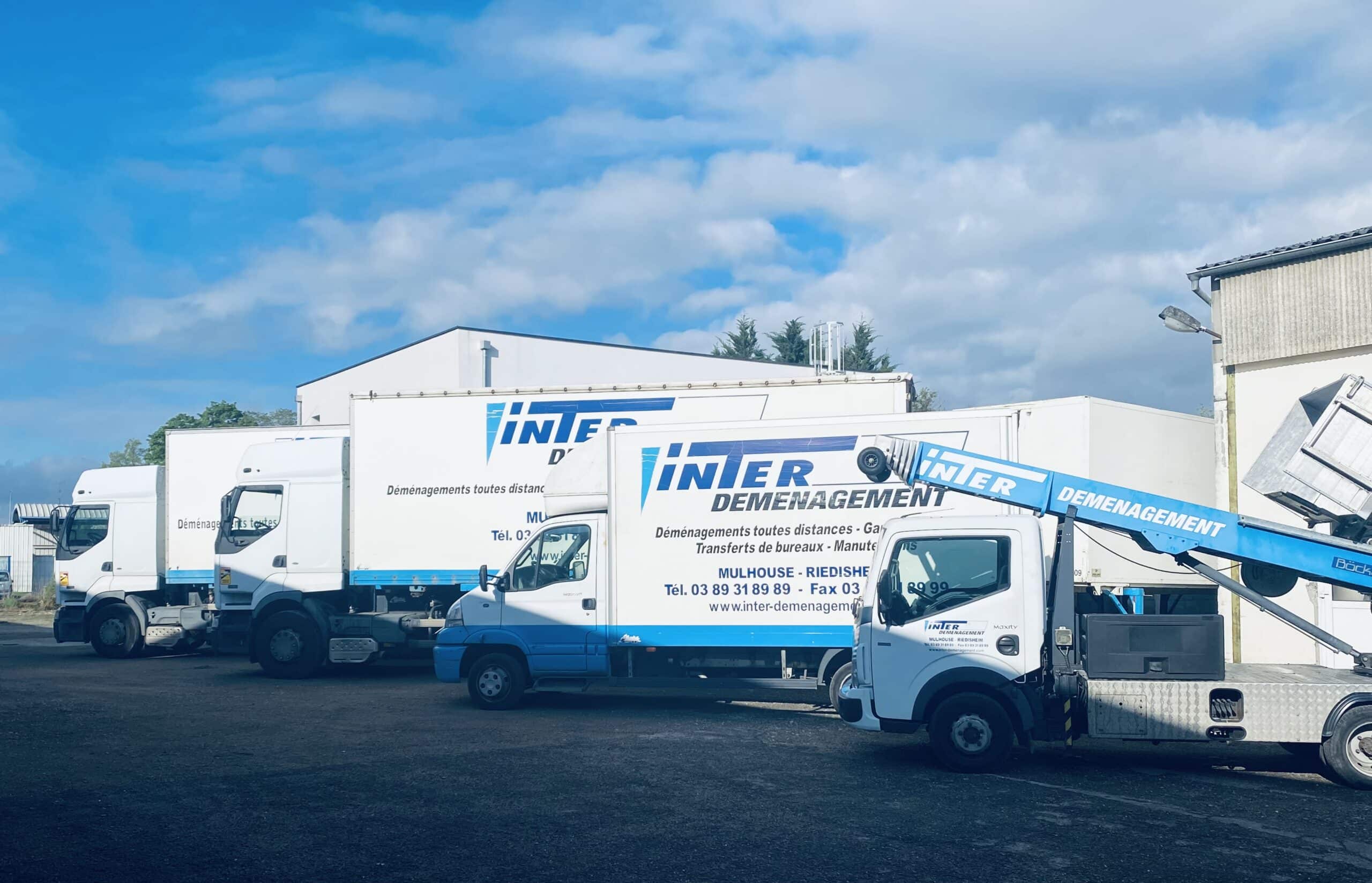 Camions de déménagement Inter Déménagement stationnés sur un parking à Mulhouse