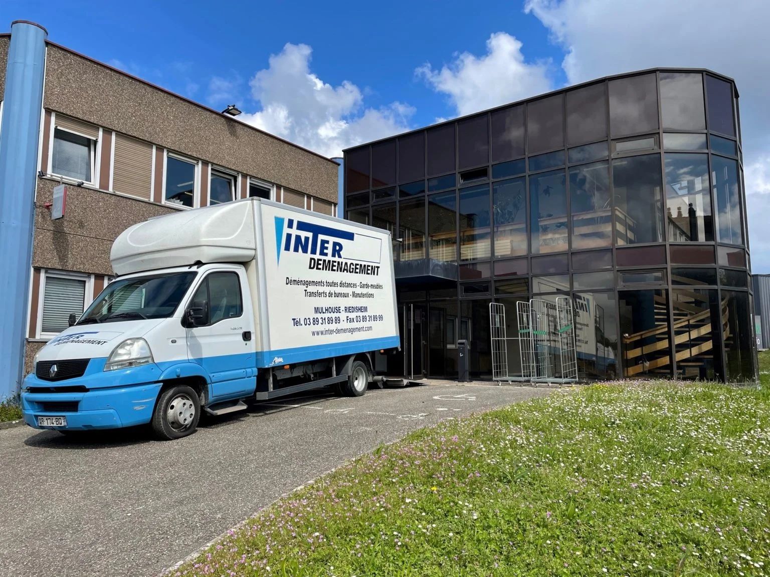 Camion Inter Déménagement devant entreprise à Didenheim